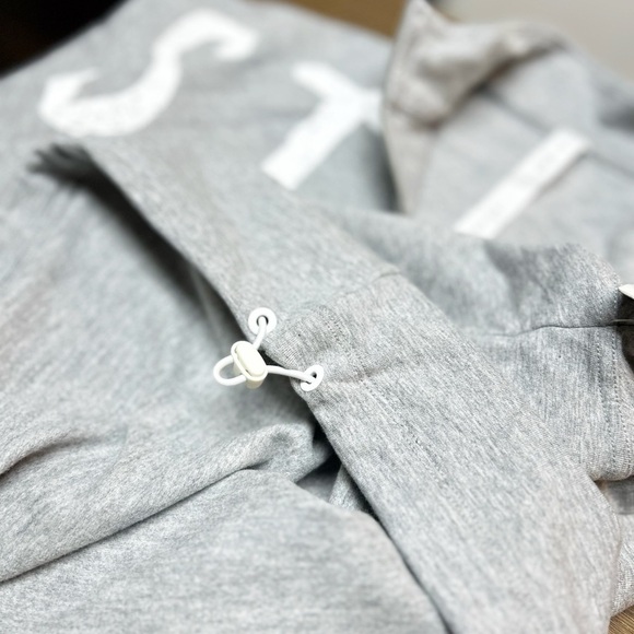 Stori Logo Print 1/2 Zip Mock Neck Cropped Pullover Sweatshirt Gray Sz 6 NWT - Picture 2 of 7